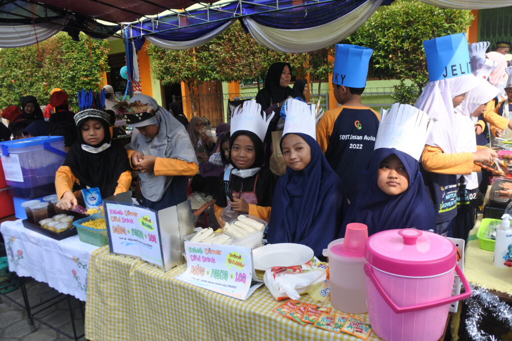 Kegiatan market day siswa SDIT Insan Aulia